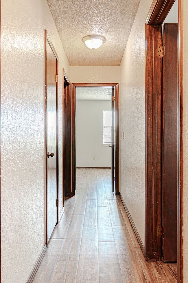 Building Photo - 3 Bed 2 Bath in OKC!