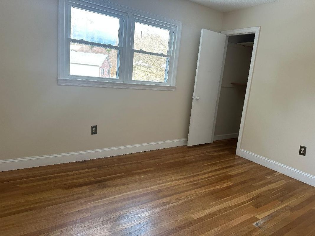 Building Photo - 970 Long Cres Dr
