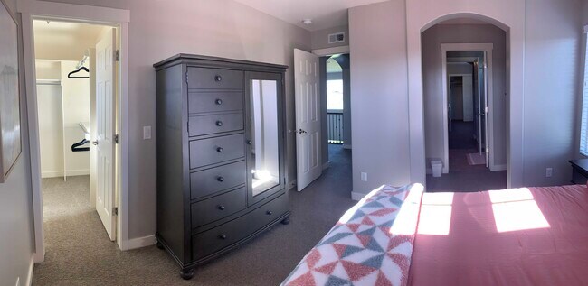 Building Photo - 10293 S Jordan Creek Dr