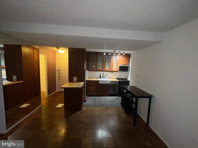 Building Photo - 1301 Delaware Ave SW