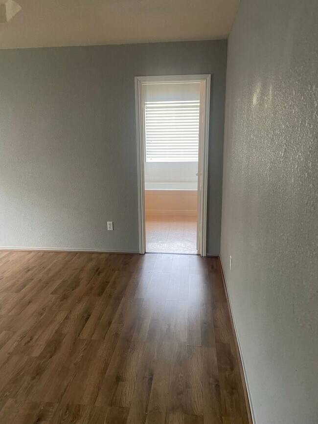Building Photo - 4 bedroom 2 bathroom house! HOUSING ACCEPTED!