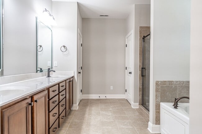 Building Photo - 100 Wiregrass Ln