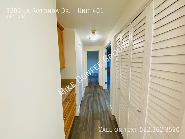 Building Photo - 3200 La Rotonda Dr