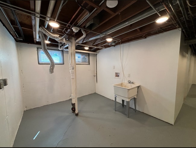 Building Photo - 703 N Alpine Rd