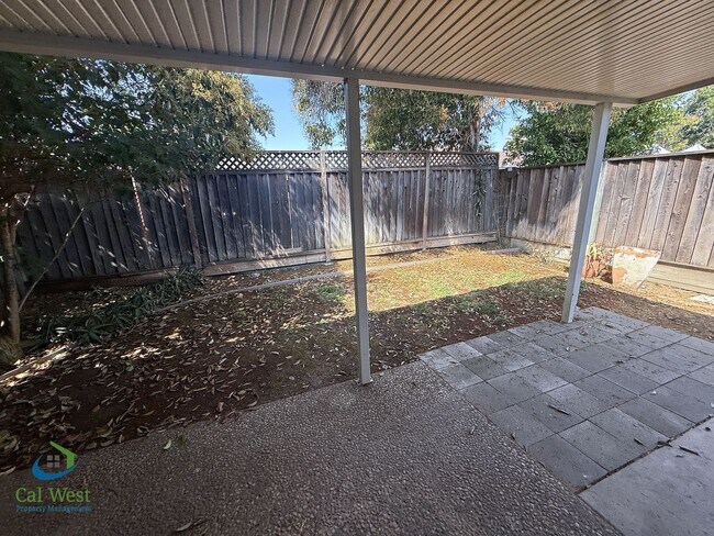 Building Photo - 5863/5865 Hillview Ave.