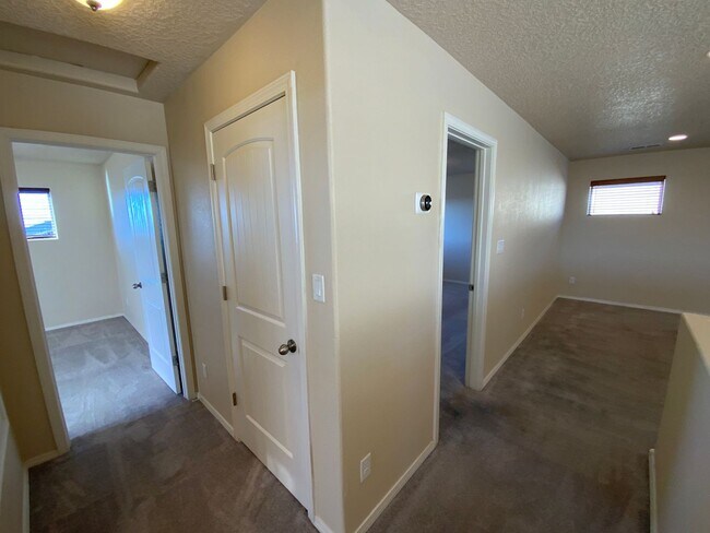 Building Photo - 4 Bedroom Home Available Near Golf Course ...