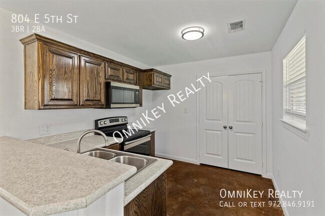 Building Photo - 804 E 5th St