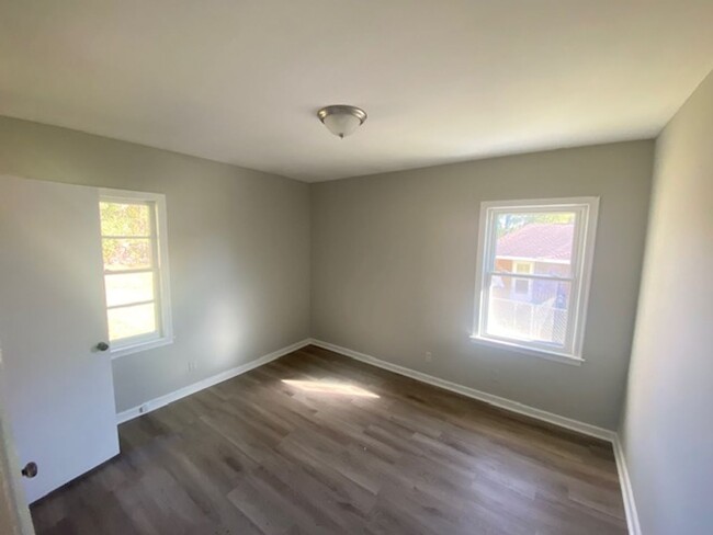 Building Photo - 3 Bedroom 1.5 Bathroom Home - HAPP Accepted