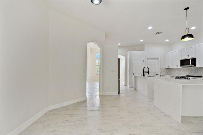 Building Photo - 13792 Long Lake Ln