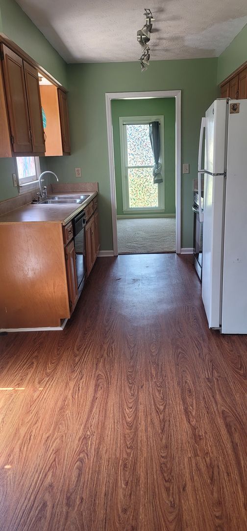 Building Photo - 798 Omega Dr