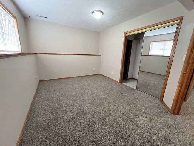 Building Photo - 5 Bed/2 Bath West Side Home!