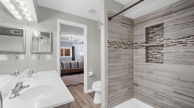 Building Photo - 15390 Paddington Cir