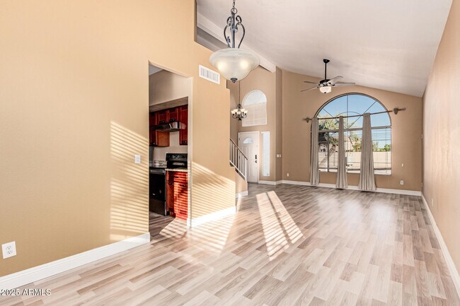 Building Photo - 1110 N Aspen Dr