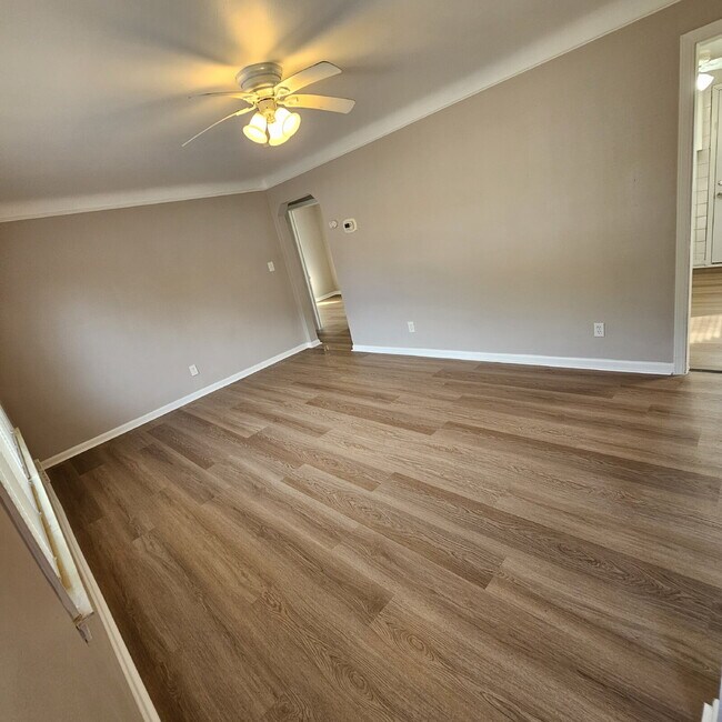 Building Photo - 3 Bedroom Bungalow w/ Updated Kitchen and ...