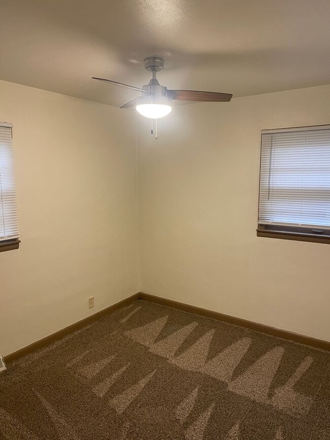 Building Photo - Immaculate 2 Ranch Style Bedroom Duplex