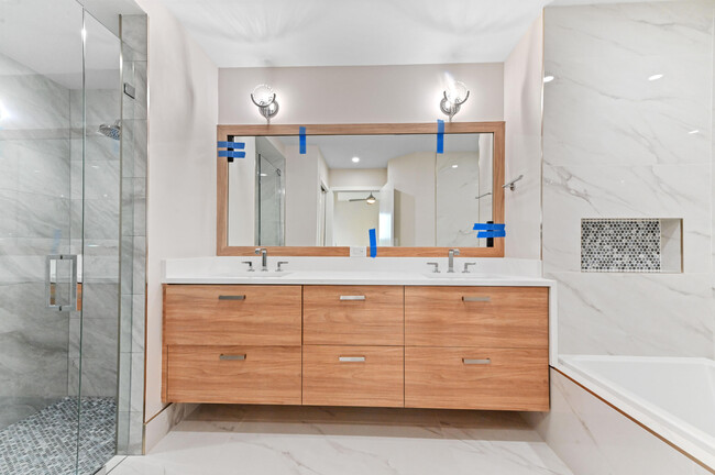Building Photo - 12454 Crystal Pointe Dr