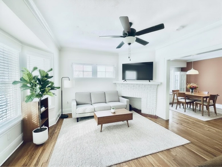 Building Photo - 1303 W 102nd St