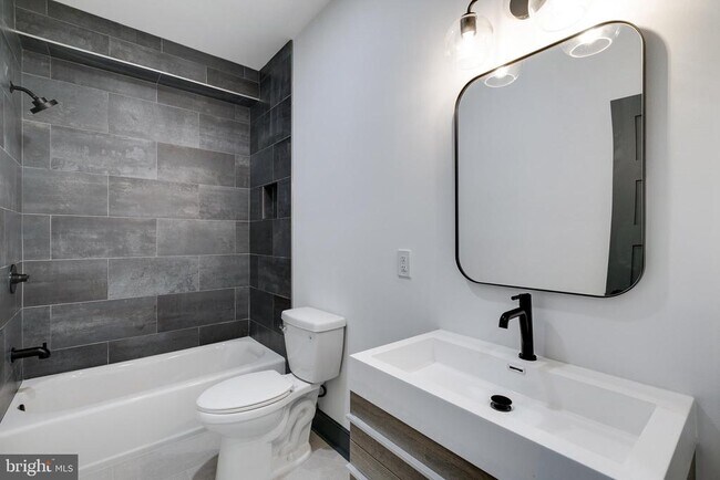 Building Photo - 555 N Lawrence St