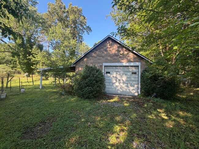 Building Photo - One story home