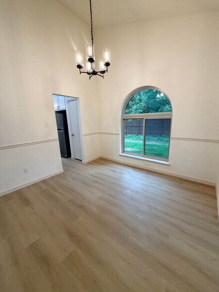 Building Photo - 3308 Meadowview Dr