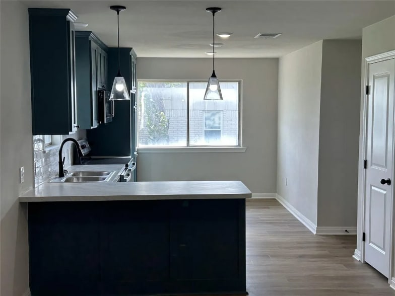 Building Photo - 417 W Lyndale Dr