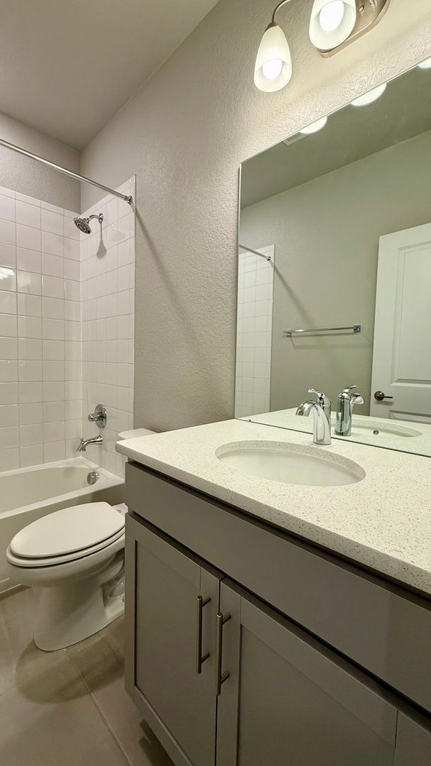Building Photo - Modern Single-Family Home in Desirable Gol...