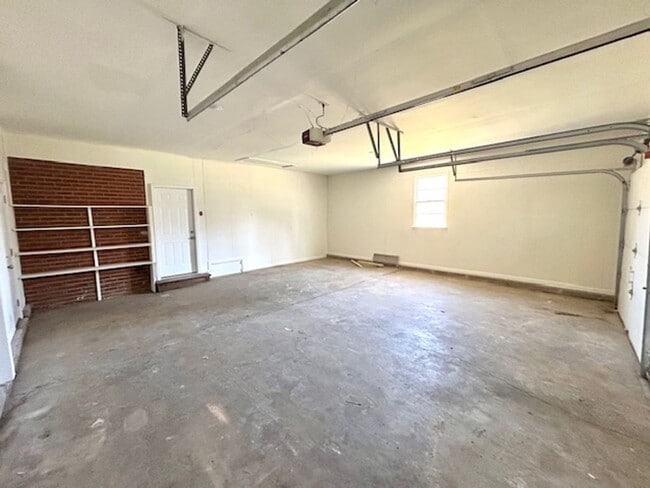 Building Photo - Coming Soon-2/5/26!- Charming 3- bedroom home with a move in special!