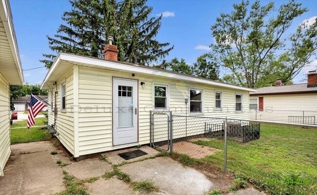 Building Photo - Newly Remodeled 3 Bedroom Kentwood Home! Stainless steel appliances!