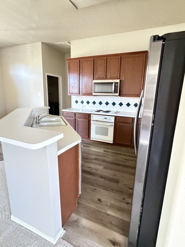 Building Photo - 2040 Camelot Dr