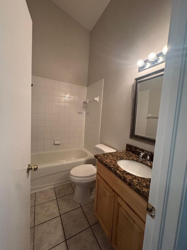 Building Photo - SPACIOUS, BEAUTIFUL 3 BEDROOM 2.5 BATH TOW...