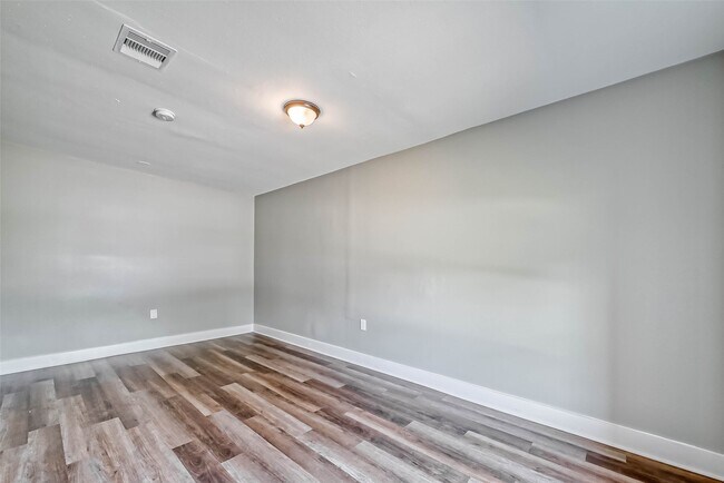 Building Photo - 5606 Elm Spring Dr