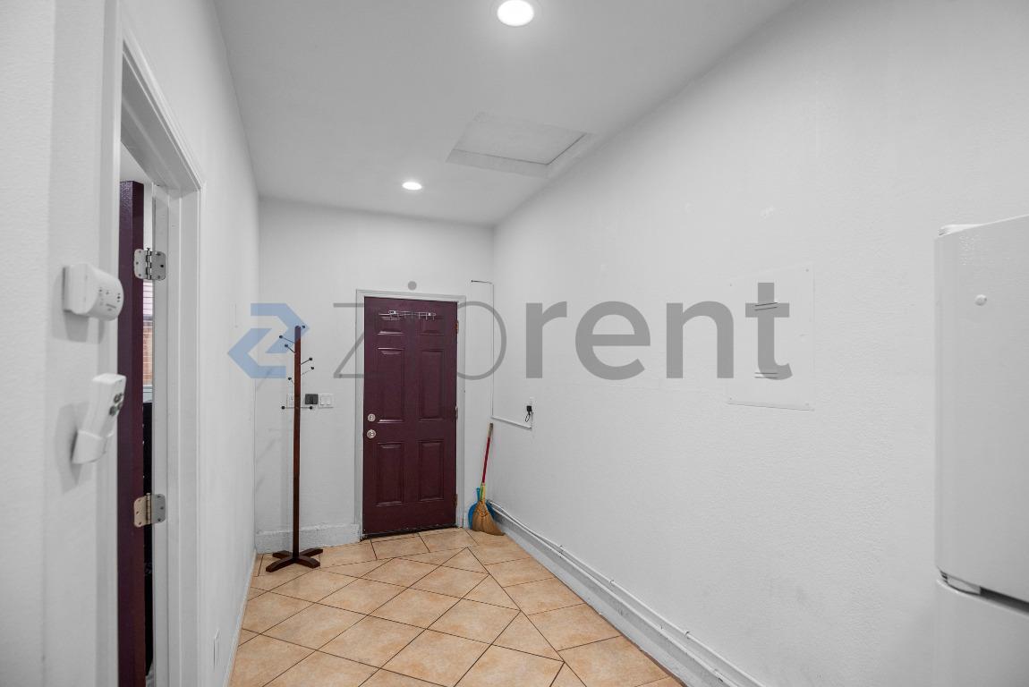 Building Photo - 2661 S King Rd