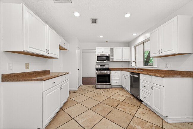 Building Photo - 42 Rockridge Dr