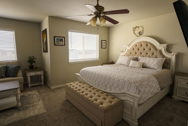 Building Photo - Like new in Ventana! 4 bedroom,3 bath, fen...
