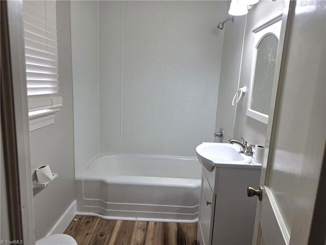 Building Photo - 816 Banner St