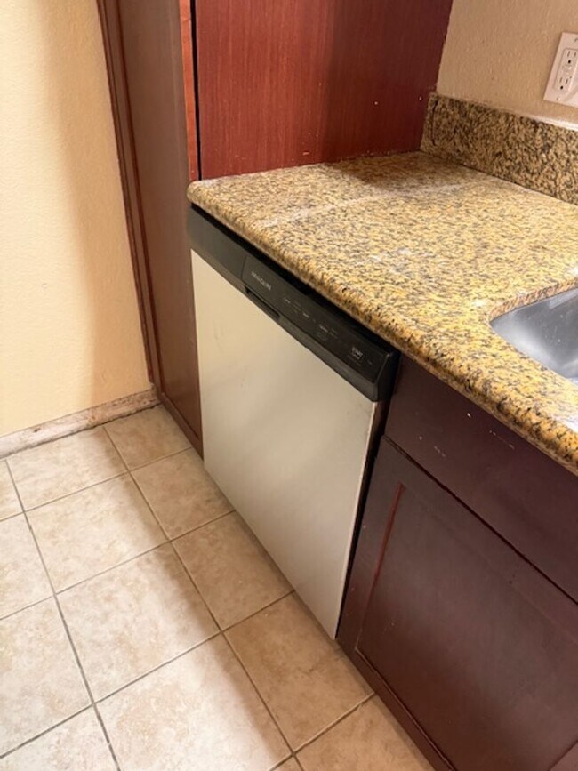 Building Photo - Large one bedroom condominium