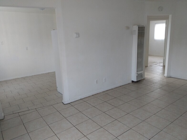 Building Photo - 3720 E Clay Ave