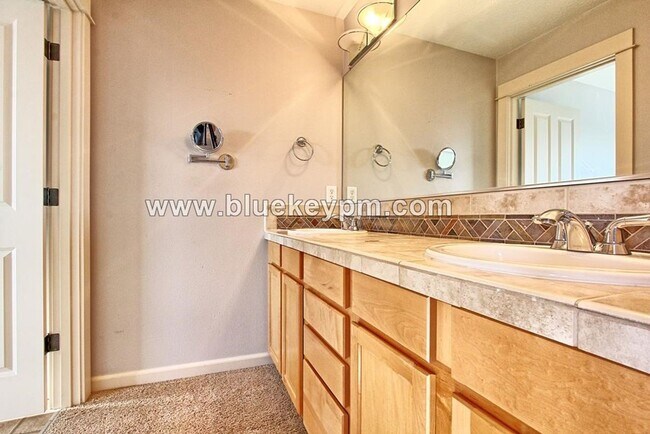 Building Photo - 561 NW Lamonde Terrace