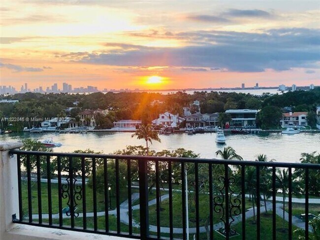 Primary Photo - 6422 Collins Ave