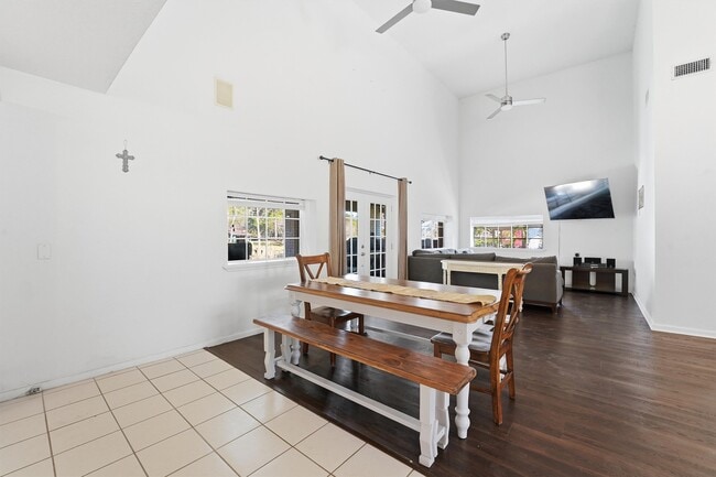 Building Photo - 13392 Southshore Dr