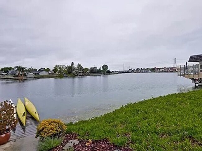 Building Photo - Spacious, open loft-style one bedroom with...