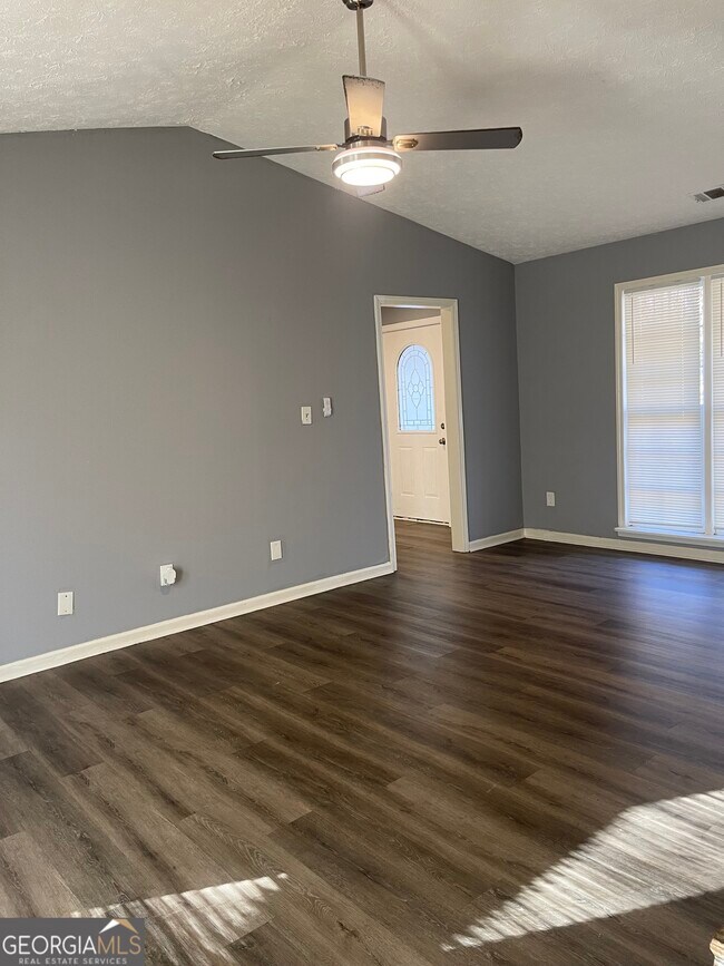 Building Photo - 1233 Woodland Ct SE