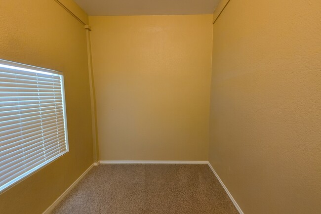 Building Photo - 583 S 2nd Ave