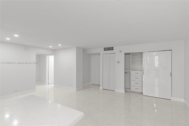 Building Photo - 17011 N Bay Rd