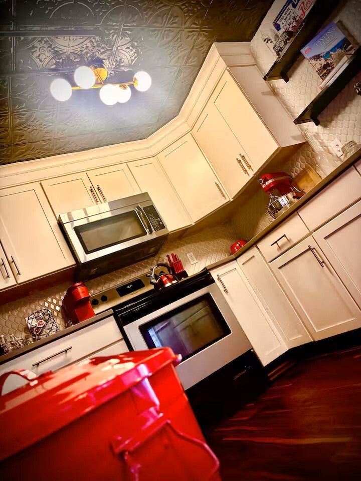 Kitchen - 201 S Hoskins Rd
