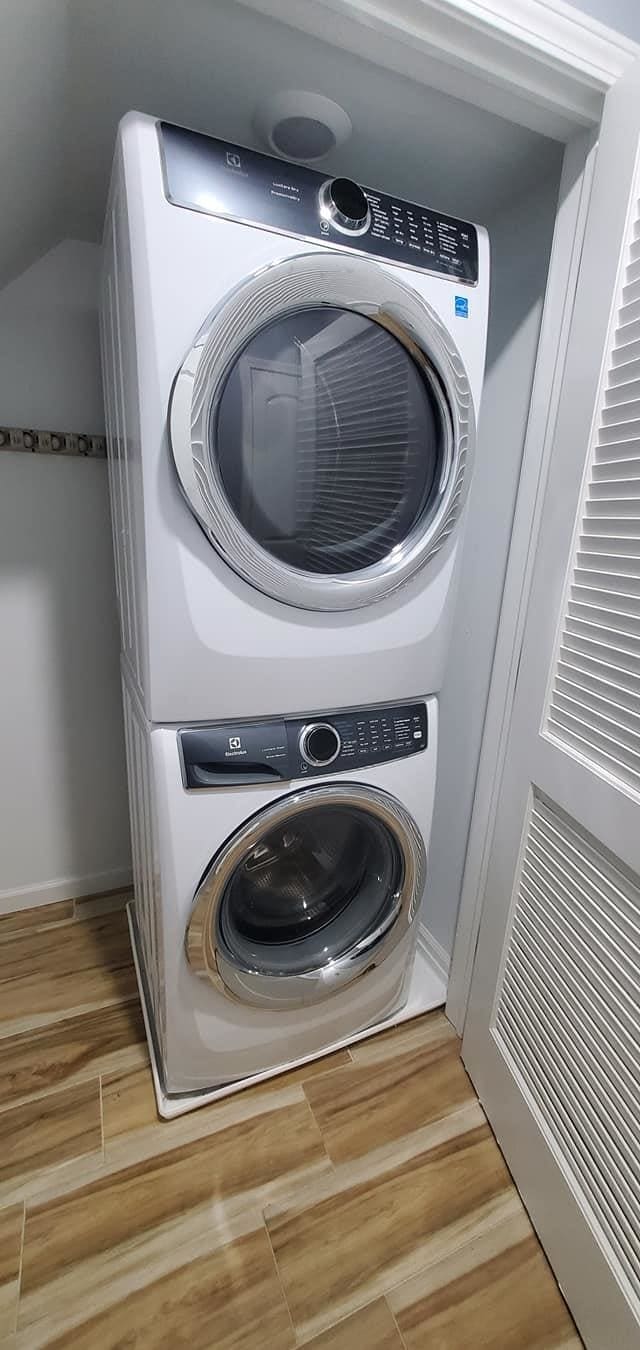 Building Photo - 220 WILLIAM St