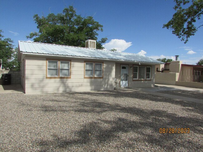 Building Photo - $900 3 Bedroom/1 Bath Spacious Home, Locat...