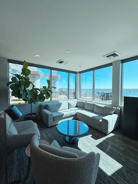 Roof Top Lounge - 2033 2nd Ave
