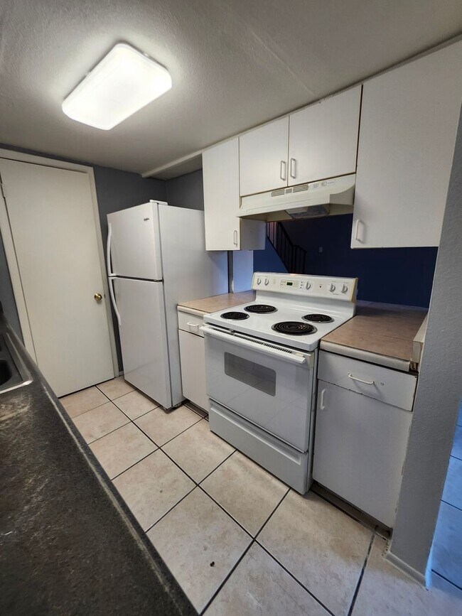 Building Photo - Charming 2-Bedroom Townhome