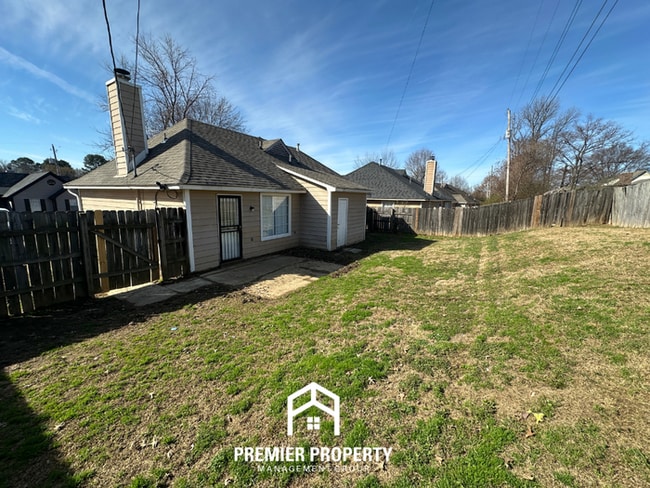 Building Photo - Cozy 3-Bedroom Memphis Rental with Brick Fireplace, High Ceilings & Fenced Yard